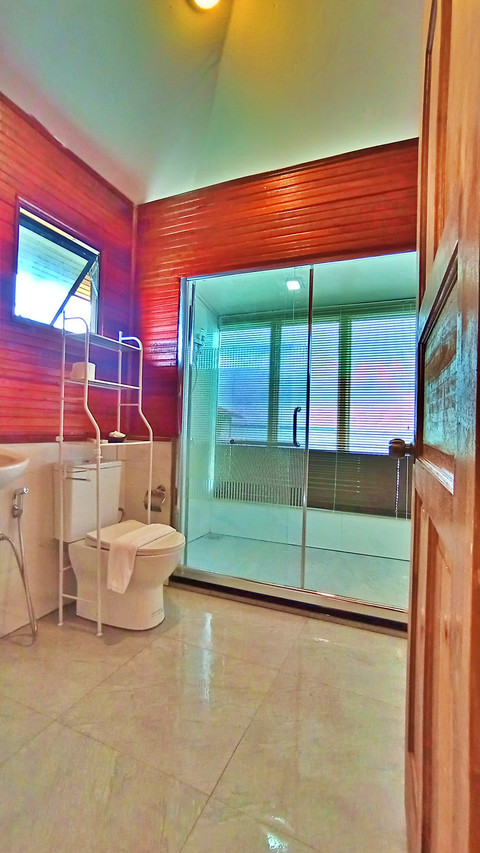 Sunset Villa spacious bathroom