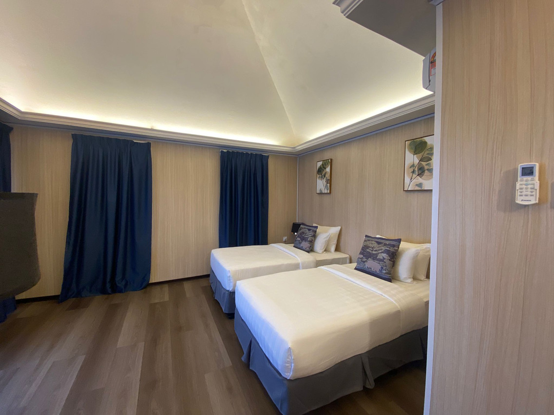 Sunset Villa twin bedroom with wood panelling