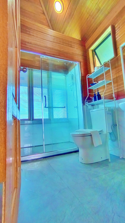 Sunset Villa vaulted ceiling bathroom